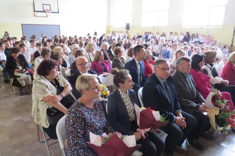 Uroczyste obchody rocznicy urodzin Marii Konopnickiej w Zespole Szkolno-Przedszkolnym nr 1  - zdjęcie 2