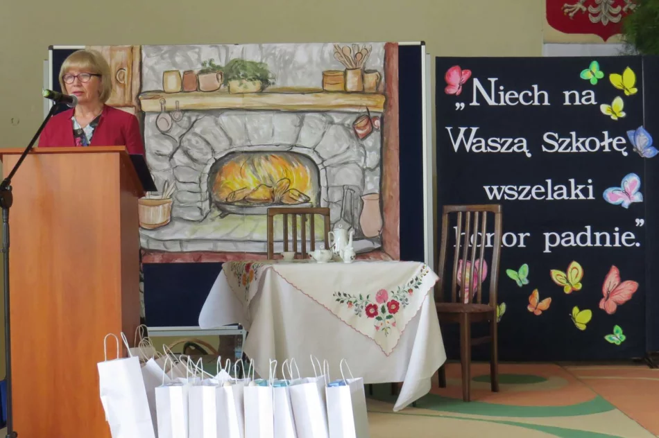 Uroczyste obchody rocznicy urodzin Marii Konopnickiej w Zespole Szkolno-Przedszkolnym nr 1  - zdjęcie 4