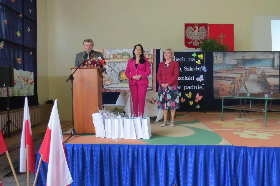 Uroczyste obchody rocznicy urodzin Marii Konopnickiej w Zespole Szkolno-Przedszkolnym nr 1  - zdjęcie 7