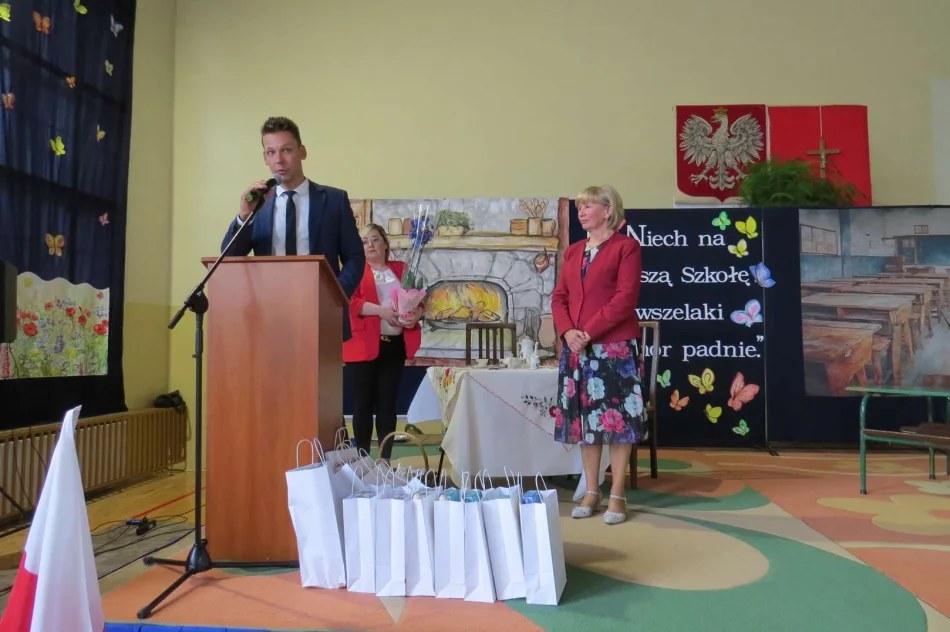 Uroczyste obchody rocznicy urodzin Marii Konopnickiej w Zespole Szkolno-Przedszkolnym nr 1  - zdjęcie 11