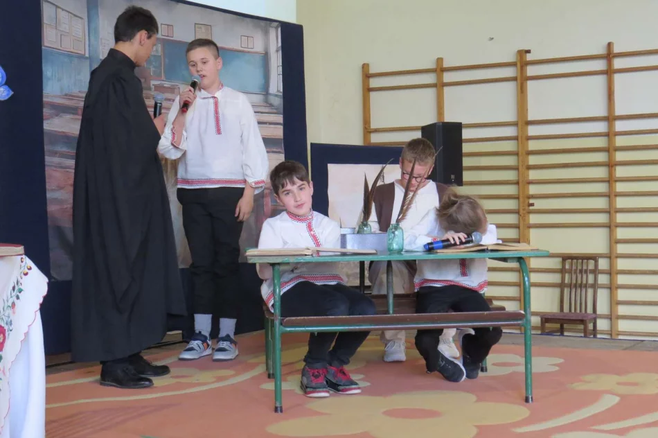 Uroczyste obchody rocznicy urodzin Marii Konopnickiej w Zespole Szkolno-Przedszkolnym nr 1  - zdjęcie 15
