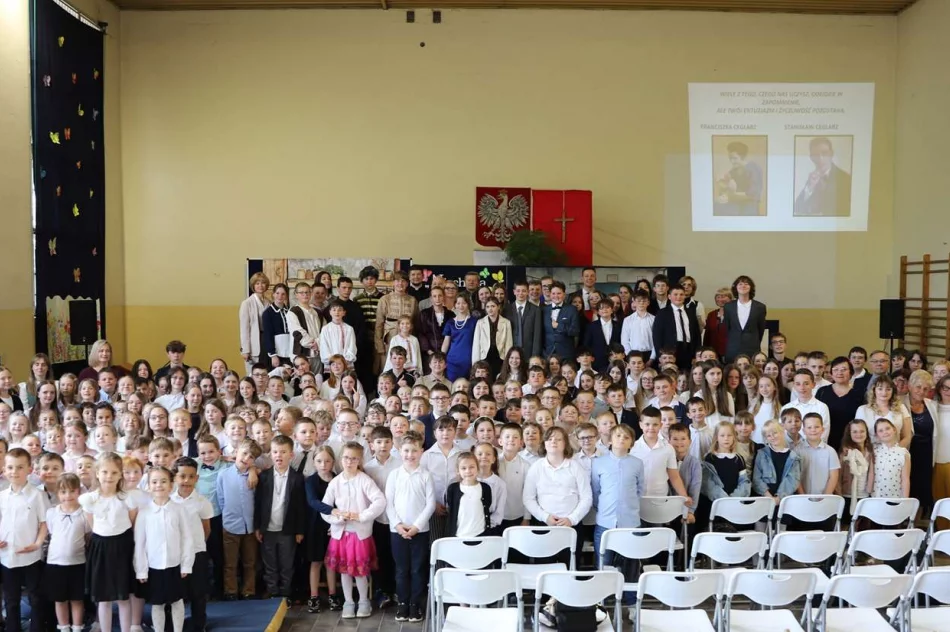 Uroczyste obchody rocznicy urodzin Marii Konopnickiej w Zespole Szkolno-Przedszkolnym nr 1  - zdjęcie 20