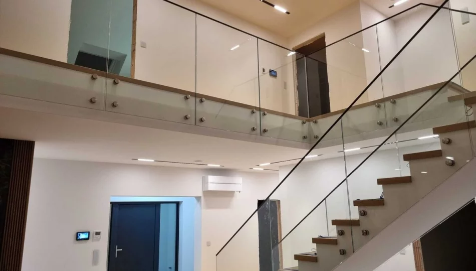 Jak szybko umyć balustrady szklane bez smug? 3 sprawdzone metody na błyskotliwe szkło - zdjęcie 1