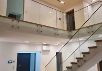 Jak szybko umyć balustrady szklane bez smug? 3 sprawdzone metody na błyskotliwe szkło - zdjęcie główne