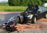 Motocyklista ranny w zderzeniu z samochodem. Wezwano LPR - zdjęcie główne