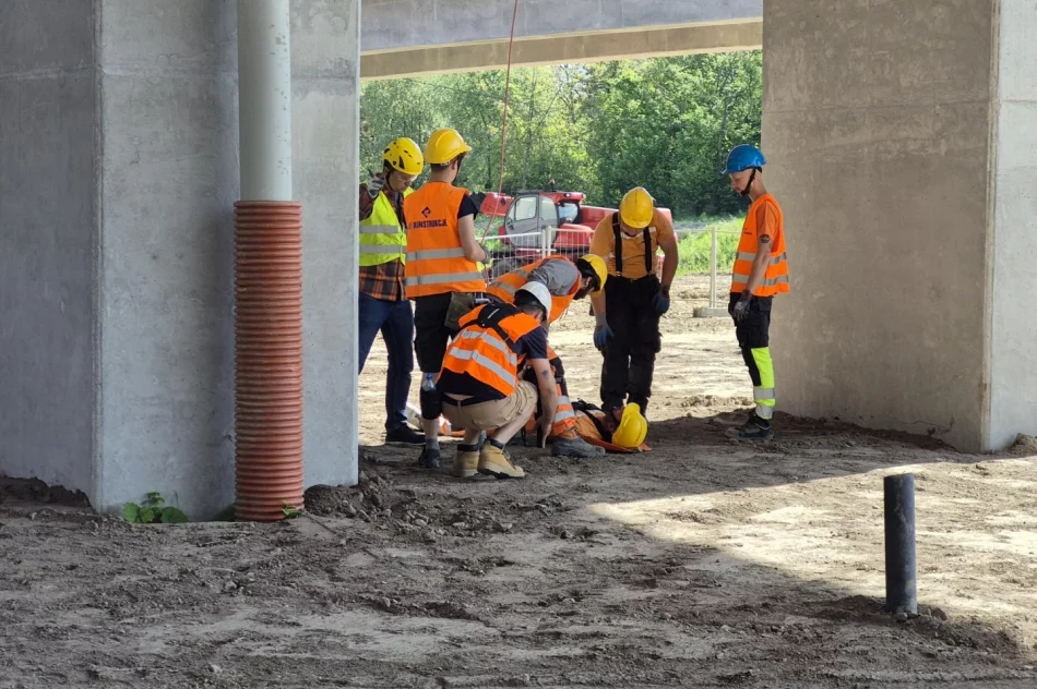 Akcja wewnątrz estakady. Nietypowe ćwiczenia ratunkowe na budowie S7 - zdjęcie 4