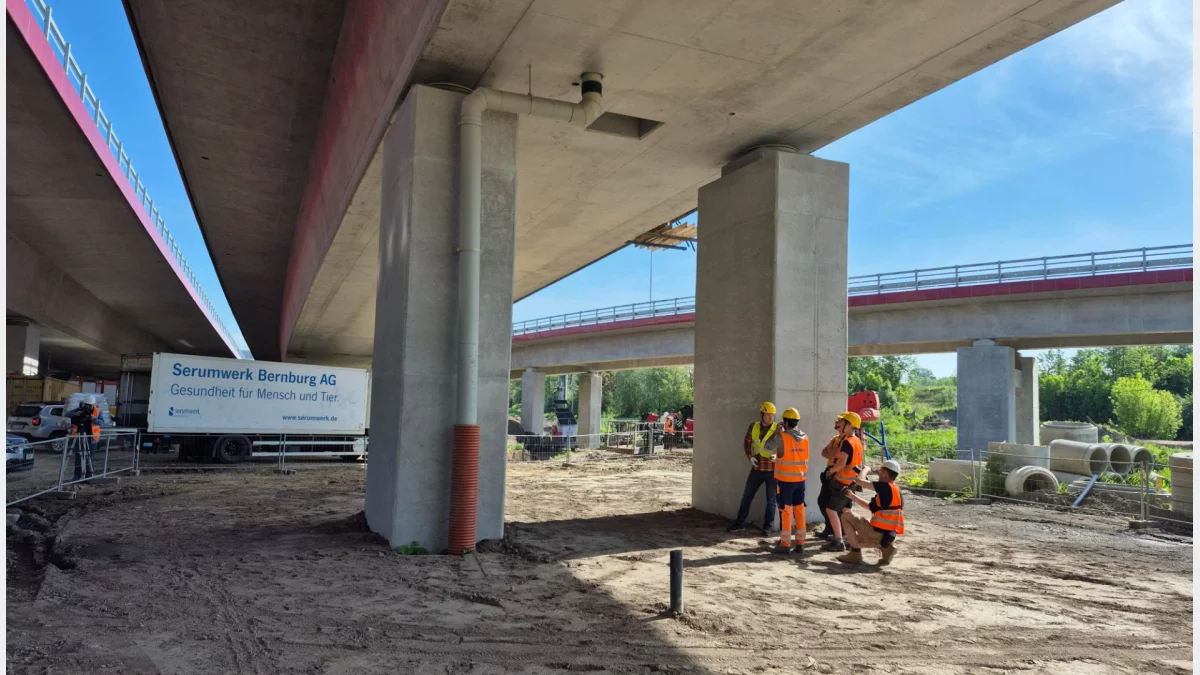 Pracownicy budowy podczas ćwiczeń ewakuacyjnych