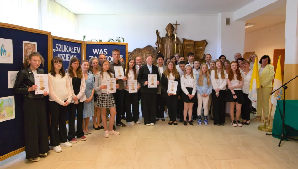 XIV Gminny Konkurs o Janie Pawle II „Szukałem Was – idziemy za Tobą" - zdjęcie 1