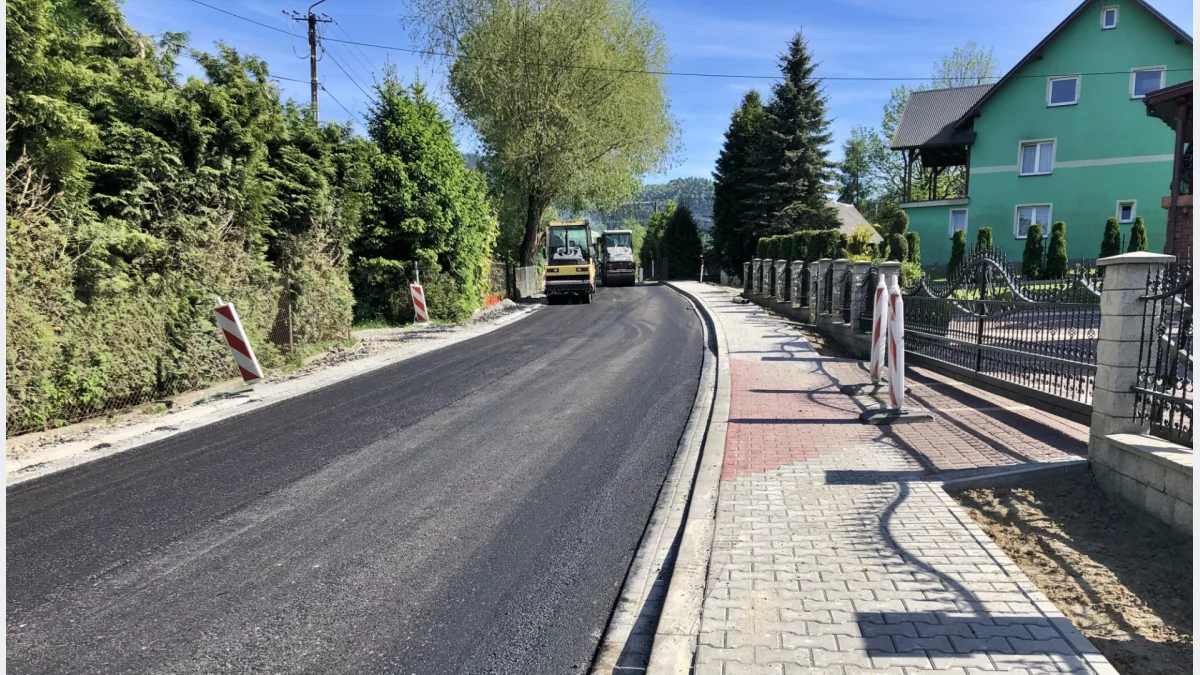 Prace drogowe i maszyny układające nawierzchnię asfaltową na drodze w Koninie