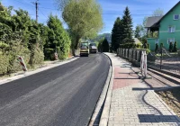 Do piątku ruch wahadłowy - układają asfalt na drodze powiatowej - zdjęcie główne