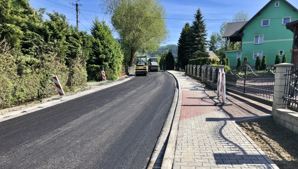 Do piątku ruch wahadłowy - układają asfalt na drodze powiatowej - zdjęcie 1