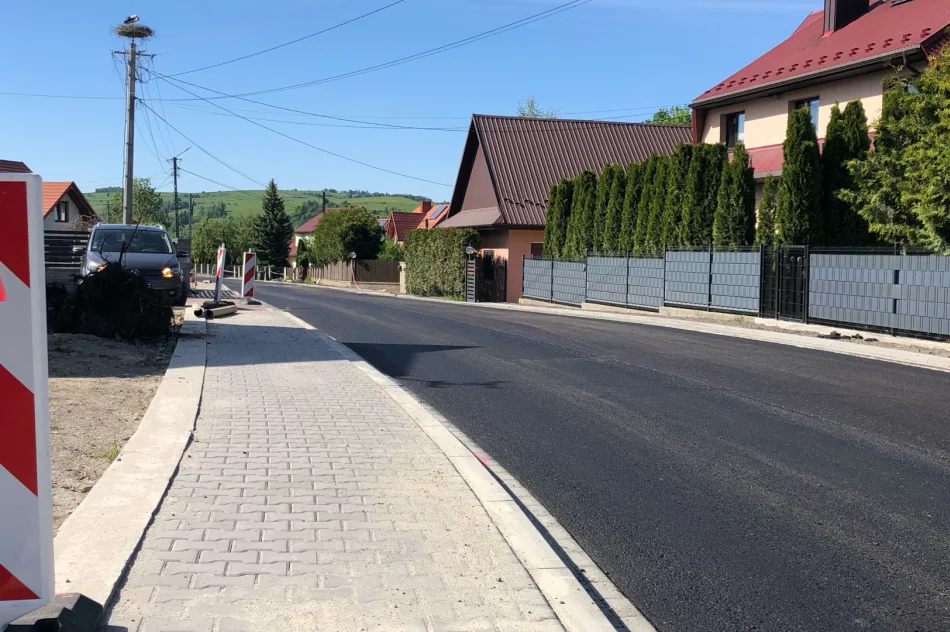 Do piątku ruch wahadłowy - układają asfalt na drodze powiatowej - zdjęcie 2