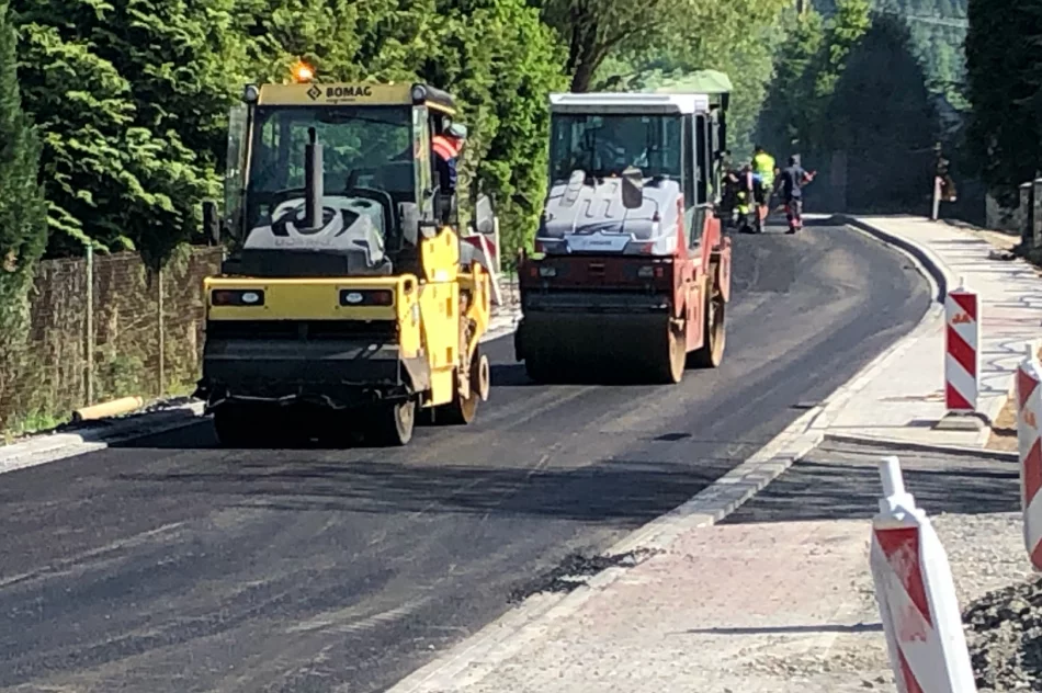 Do piątku ruch wahadłowy - układają asfalt na drodze powiatowej - zdjęcie 3