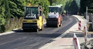 Do piątku ruch wahadłowy - układają asfalt na drodze powiatowej - zdjęcie 3