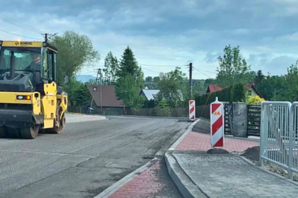 Do piątku ruch wahadłowy - układają asfalt na drodze powiatowej - zdjęcie 4