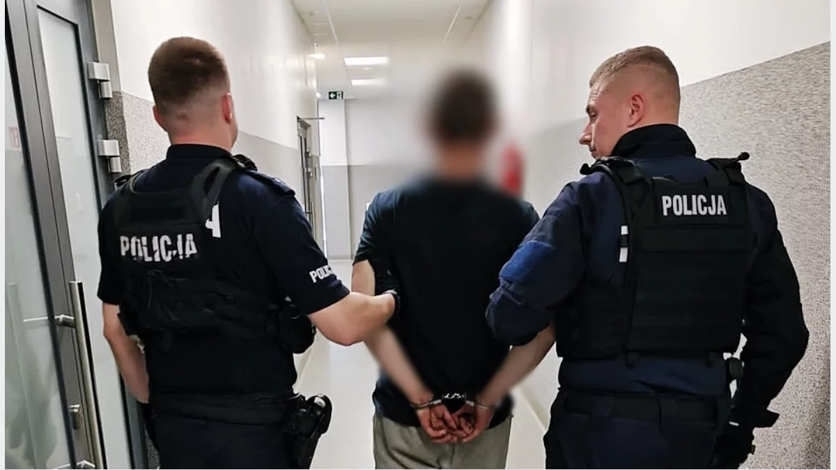 Dwaj umundurowani policjanci doprowadzają podejrzanego do aresztu