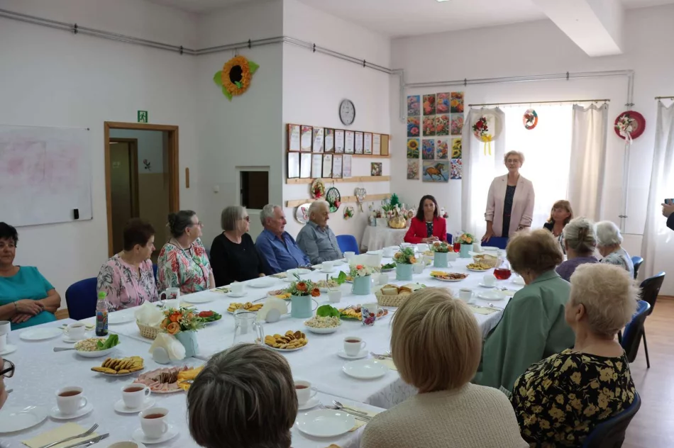 Seniorzy pełni energii i pasji – spotkanie z I Wicewojewodą Małopolską w Limanowej - zdjęcie 2