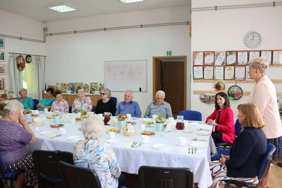Seniorzy pełni energii i pasji – spotkanie z I Wicewojewodą Małopolską w Limanowej - zdjęcie 3