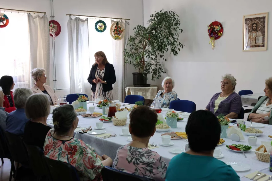 Seniorzy pełni energii i pasji – spotkanie z I Wicewojewodą Małopolską w Limanowej - zdjęcie 7