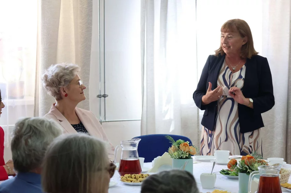 Seniorzy pełni energii i pasji – spotkanie z I Wicewojewodą Małopolską w Limanowej - zdjęcie 8