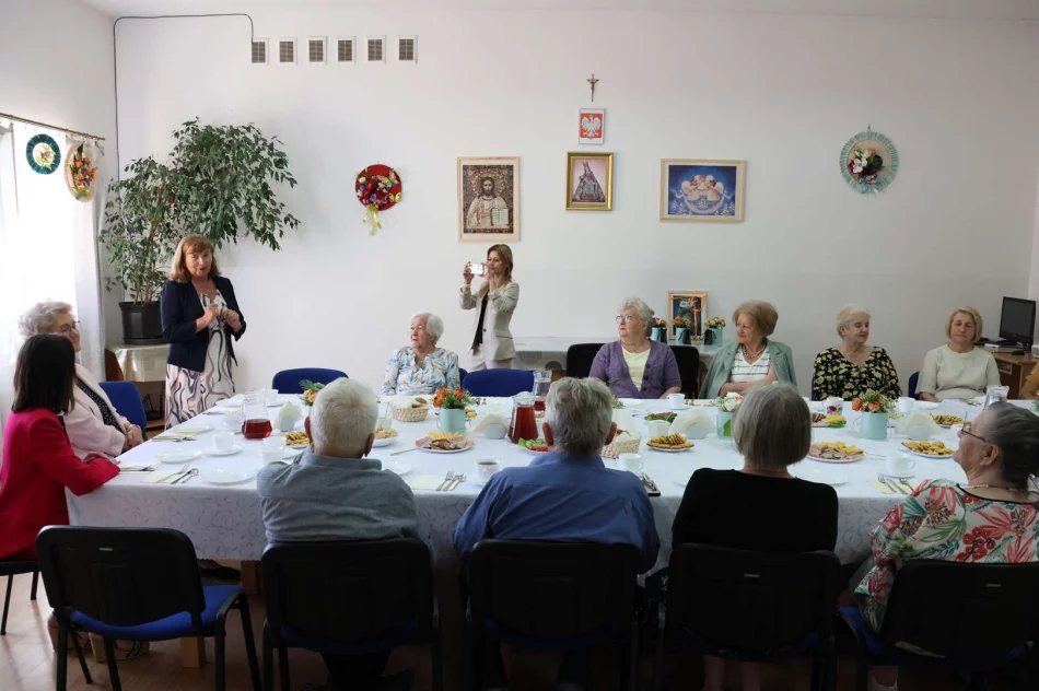 Seniorzy pełni energii i pasji – spotkanie z I Wicewojewodą Małopolską w Limanowej - zdjęcie 9