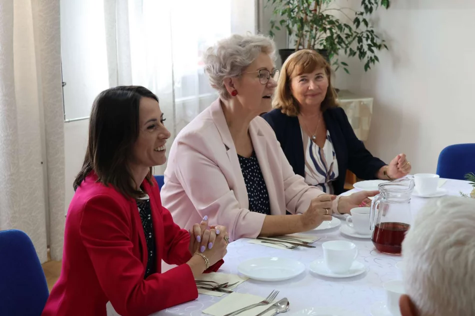Seniorzy pełni energii i pasji – spotkanie z I Wicewojewodą Małopolską w Limanowej - zdjęcie 13