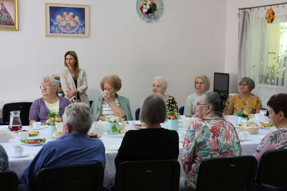 Seniorzy pełni energii i pasji – spotkanie z I Wicewojewodą Małopolską w Limanowej - zdjęcie 16