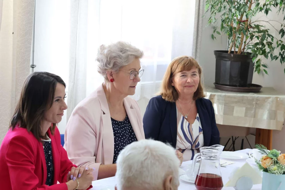 Seniorzy pełni energii i pasji – spotkanie z I Wicewojewodą Małopolską w Limanowej - zdjęcie 17