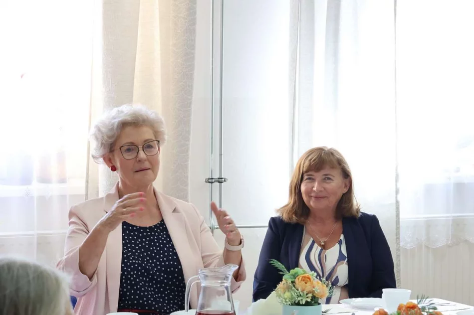 Seniorzy pełni energii i pasji – spotkanie z I Wicewojewodą Małopolską w Limanowej - zdjęcie 18