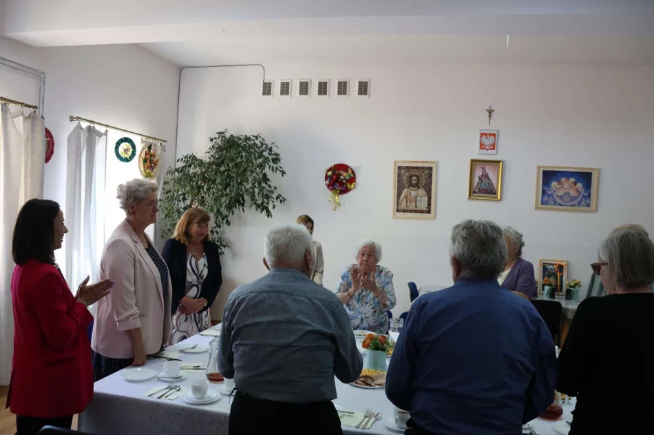 Seniorzy pełni energii i pasji – spotkanie z I Wicewojewodą Małopolską w Limanowej - zdjęcie 19
