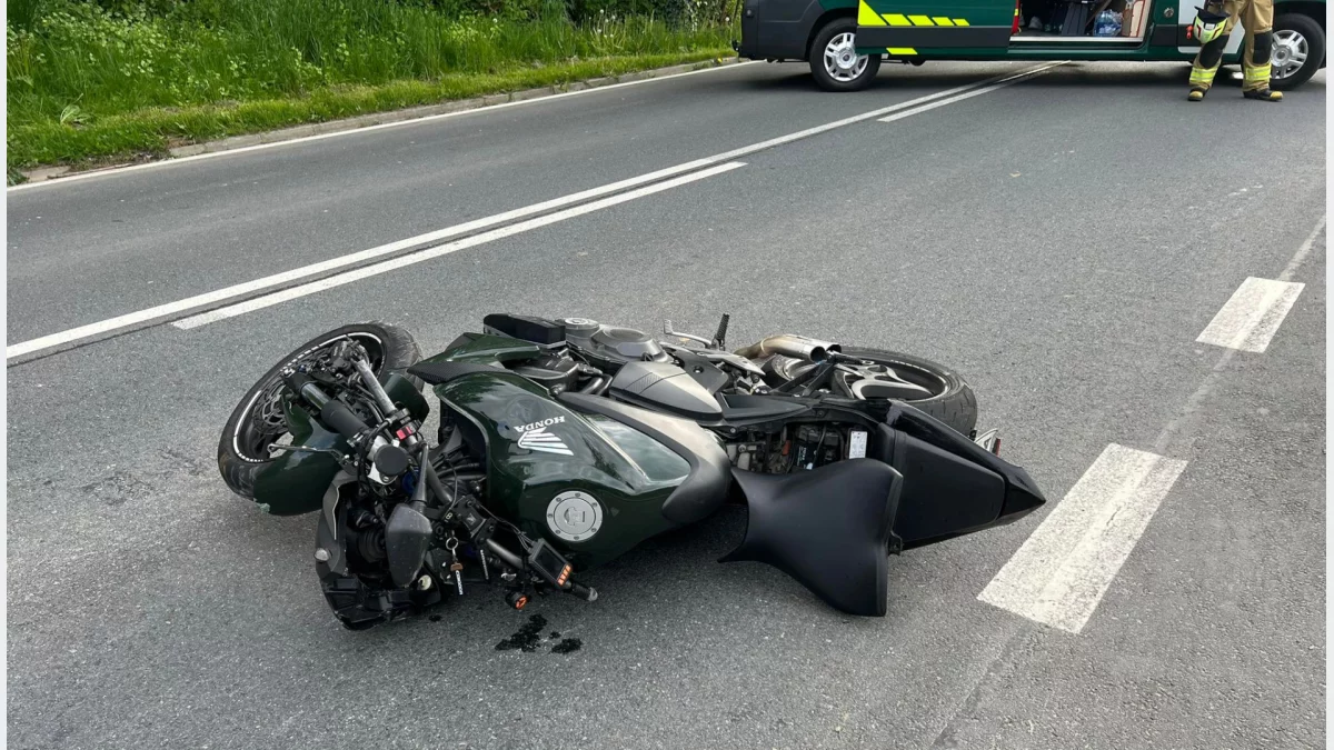 Rozbity motocykl na miejscu śmiertelnego wypadku w Żbikowicach