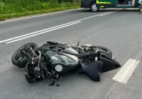 Tragiczna seria na drogach. Nie żyje motocyklista, ranna dwójka nastolatków - zdjęcie główne