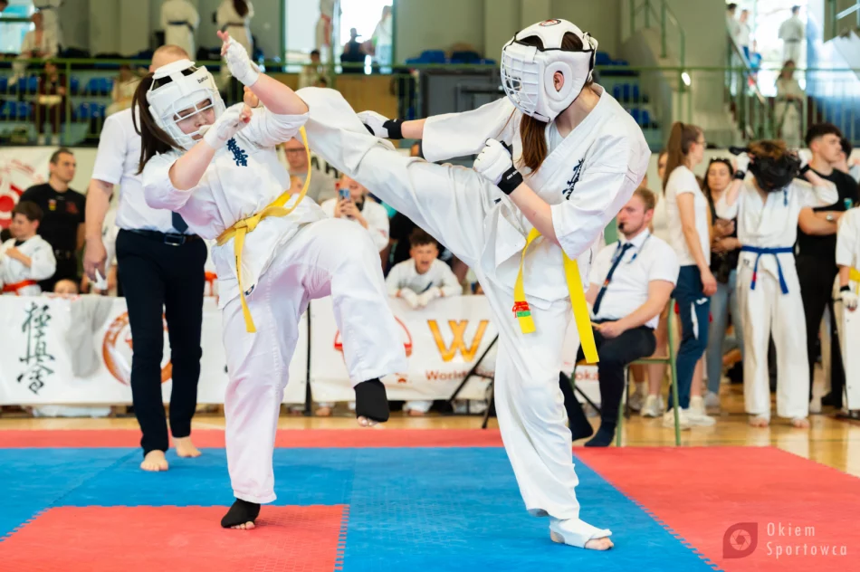 4 medale na Turnieju o Puchar Burmistrza Józefowa dla zawodników Limanowskiego Klubu Kyokushin Karate - zdjęcie 2