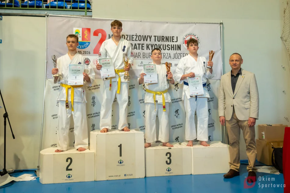 4 medale na Turnieju o Puchar Burmistrza Józefowa dla zawodników Limanowskiego Klubu Kyokushin Karate - zdjęcie 4