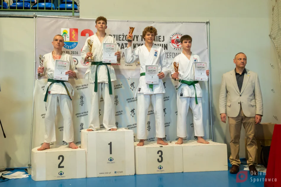 4 medale na Turnieju o Puchar Burmistrza Józefowa dla zawodników Limanowskiego Klubu Kyokushin Karate - zdjęcie 5
