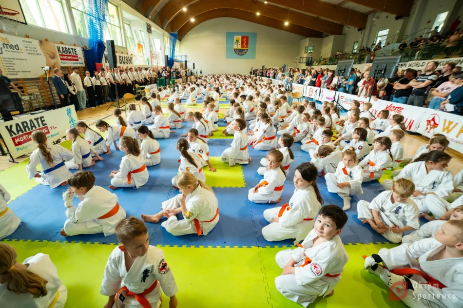4 medale na Turnieju o Puchar Burmistrza Józefowa dla zawodników Limanowskiego Klubu Kyokushin Karate - zdjęcie 8