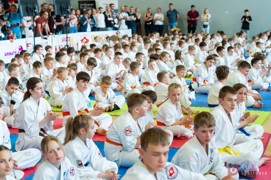 4 medale na Turnieju o Puchar Burmistrza Józefowa dla zawodników Limanowskiego Klubu Kyokushin Karate - zdjęcie 10