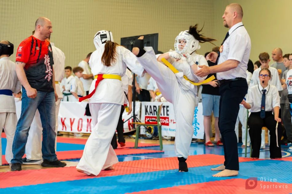 4 medale na Turnieju o Puchar Burmistrza Józefowa dla zawodników Limanowskiego Klubu Kyokushin Karate - zdjęcie 11