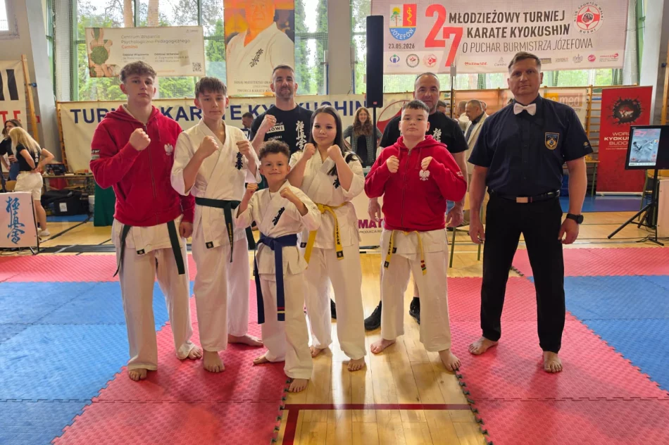 4 medale na Turnieju o Puchar Burmistrza Józefowa dla zawodników Limanowskiego Klubu Kyokushin Karate - zdjęcie 12