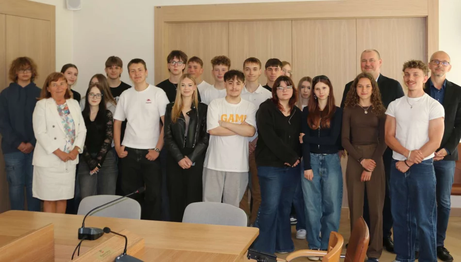 Dzień Samorządu Terytorialnego – wizyta uczniów „Tischnera” w Urzędzie Miasta Limanowa - zdjęcie 1