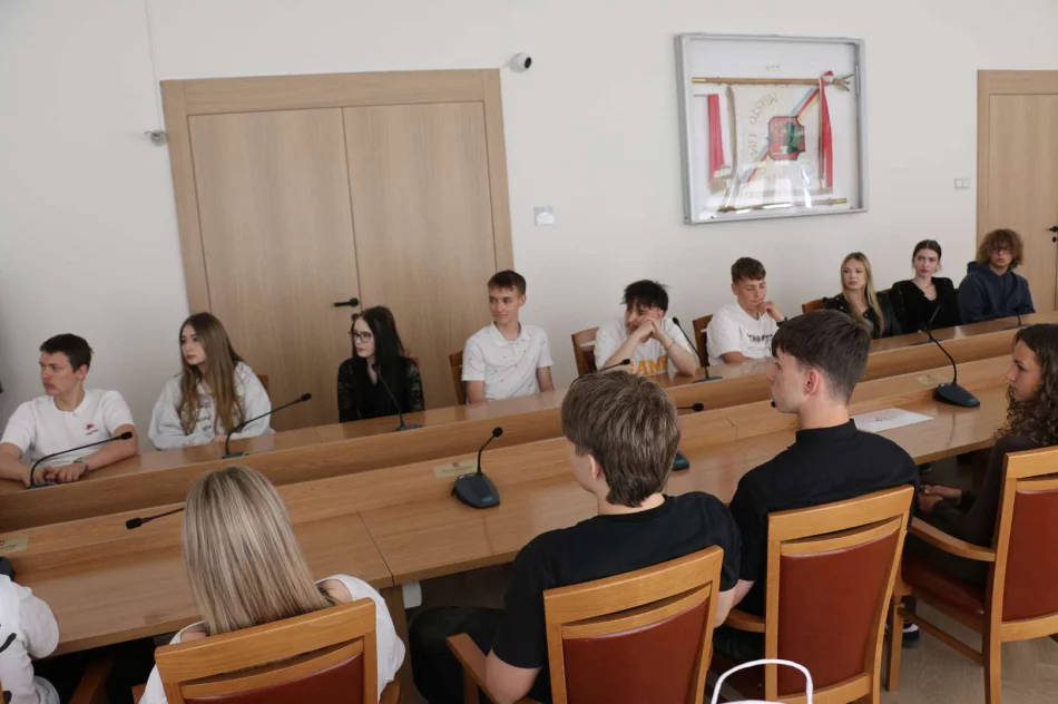 Dzień Samorządu Terytorialnego – wizyta uczniów „Tischnera” w Urzędzie Miasta Limanowa - zdjęcie 11