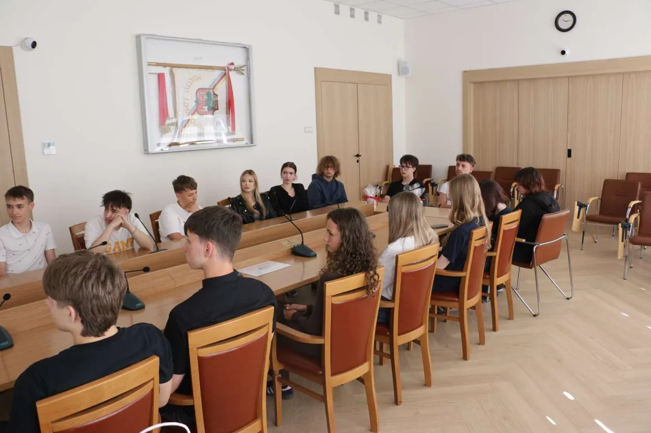 Dzień Samorządu Terytorialnego – wizyta uczniów „Tischnera” w Urzędzie Miasta Limanowa - zdjęcie 12