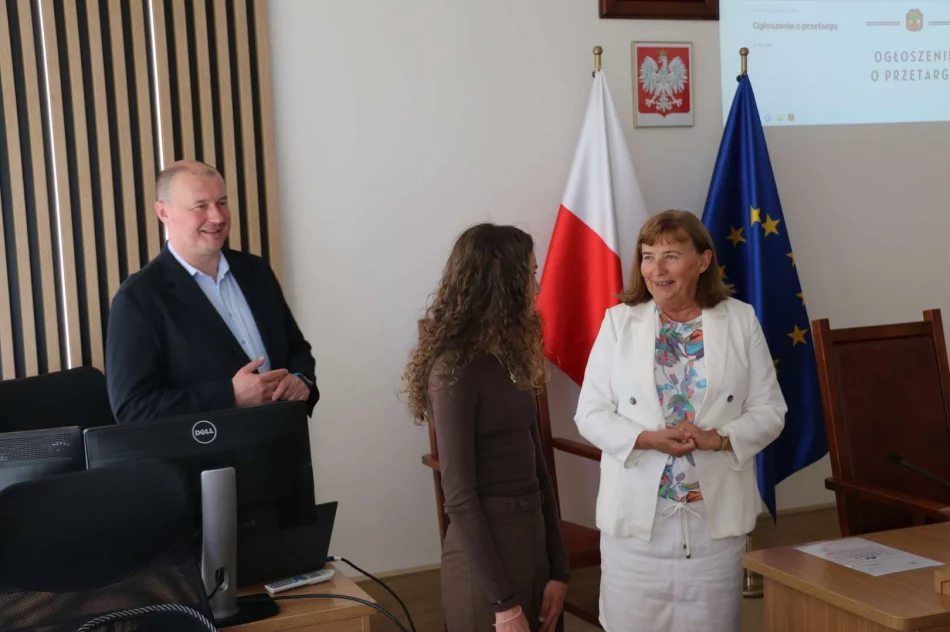 Dzień Samorządu Terytorialnego – wizyta uczniów „Tischnera” w Urzędzie Miasta Limanowa - zdjęcie 15