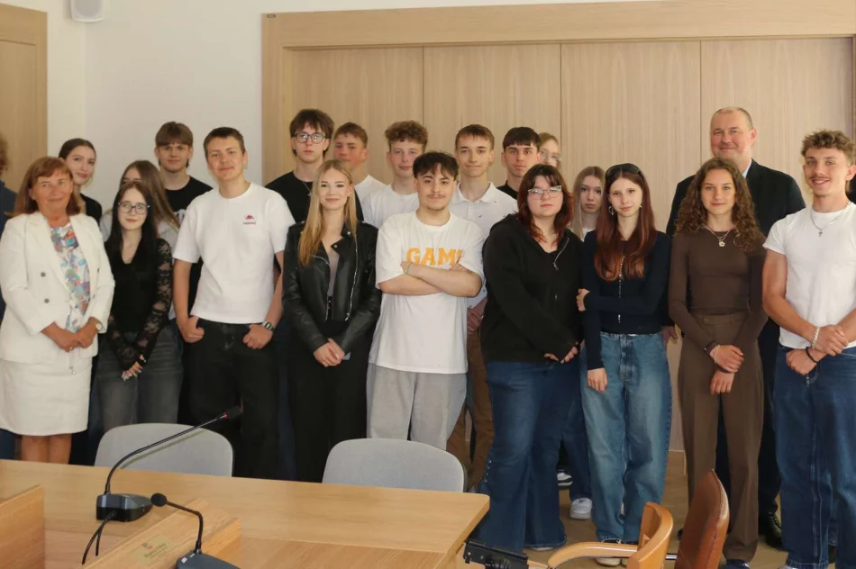 Dzień Samorządu Terytorialnego – wizyta uczniów „Tischnera” w Urzędzie Miasta Limanowa - zdjęcie 16