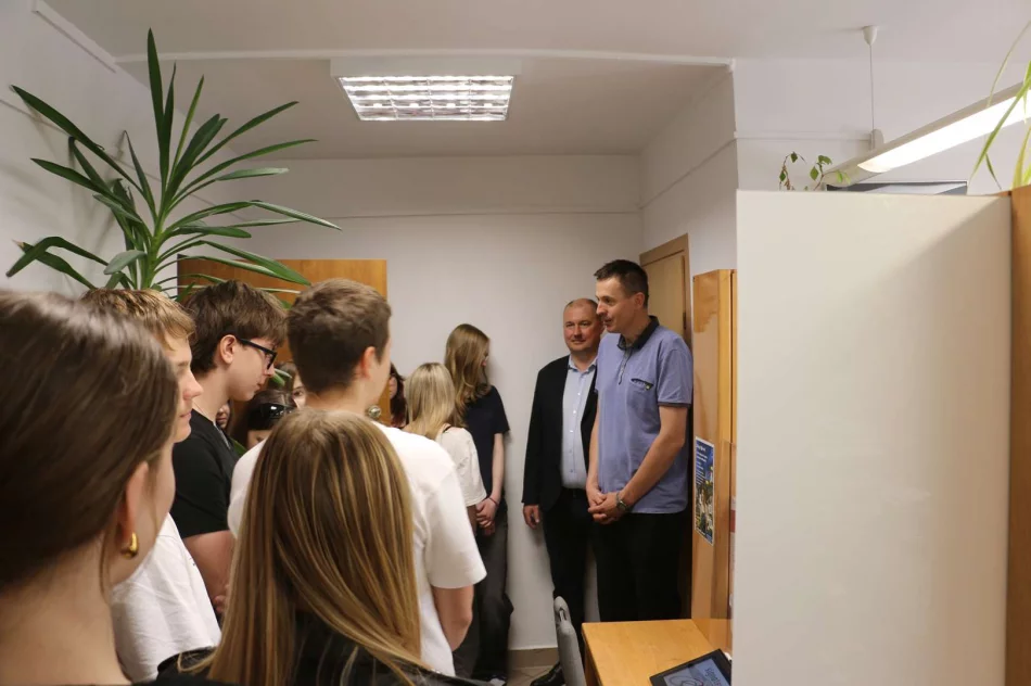 Dzień Samorządu Terytorialnego – wizyta uczniów „Tischnera” w Urzędzie Miasta Limanowa - zdjęcie 17