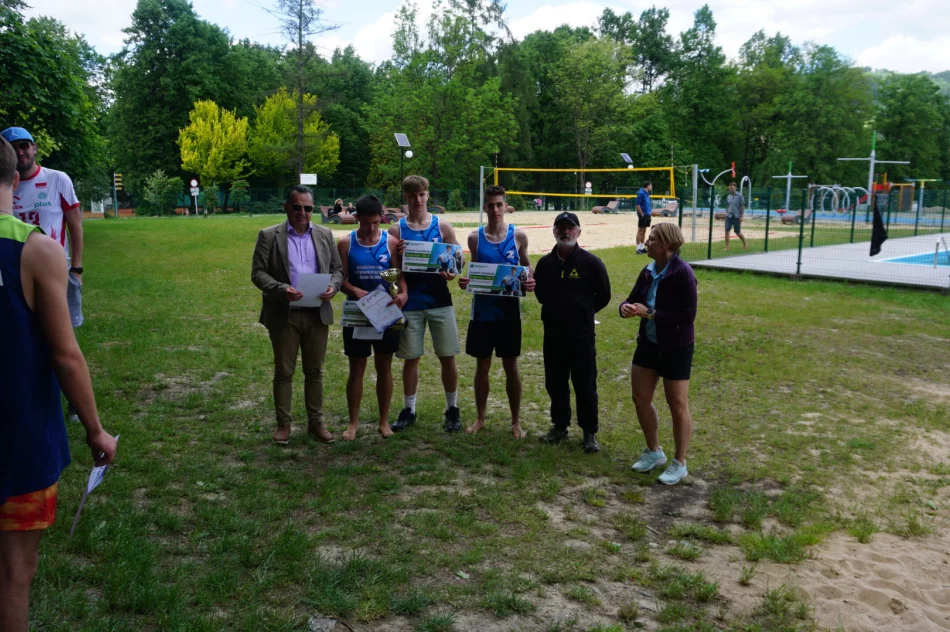 Licealiada w siatkówce plażowej rozegrana w Limanowej. Znamy mistrzów powiatu - zdjęcie 3