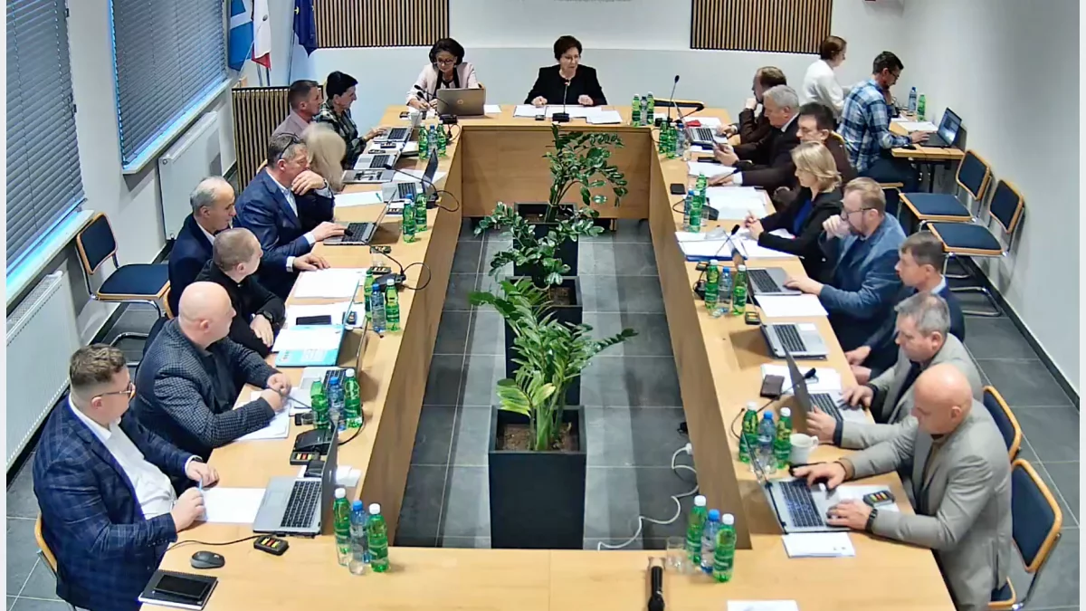 Radni podczas posiedzenia w sali konferencyjnej budynku Urzędu Gminy Laskowa
