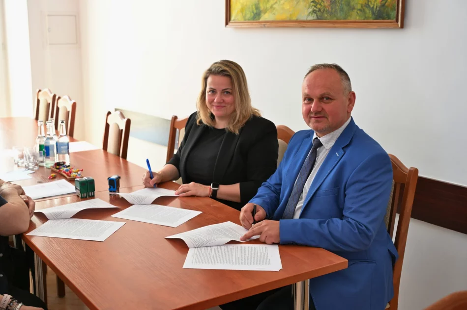 Przekazanie placu budowy pod remont drogi gminnej Kanina - Trzaskonki - zdjęcie 3