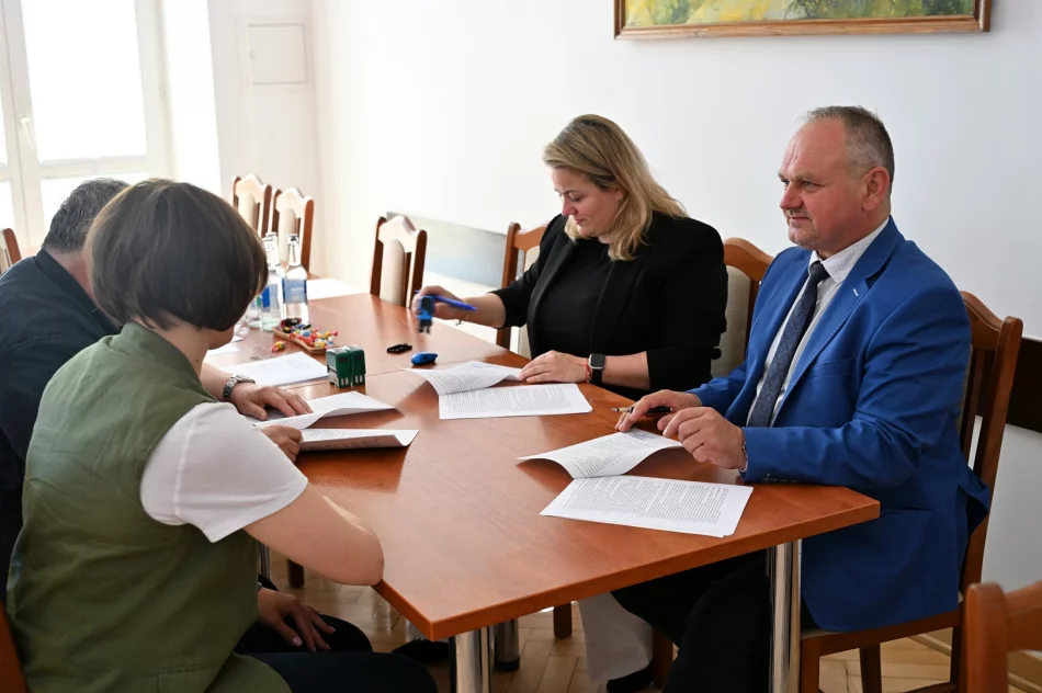 Przekazanie placu budowy pod remont drogi gminnej Kanina - Trzaskonki - zdjęcie 4