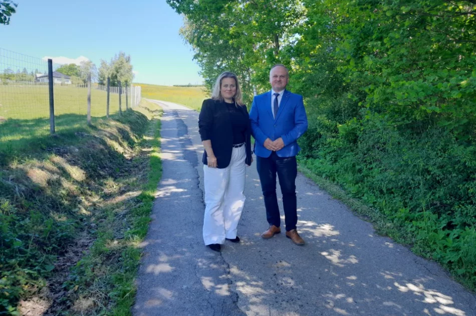 Przekazanie placu budowy pod remont drogi gminnej Kanina - Trzaskonki - zdjęcie 11